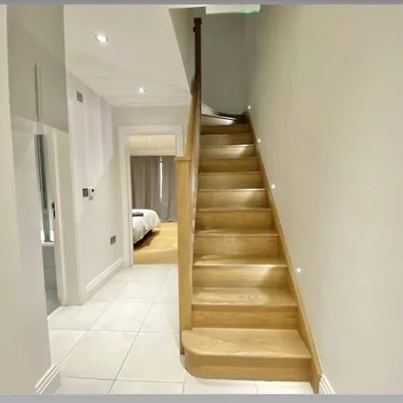 Luxury 4-Bed Apartment With Balcony & Garden, Near Emirates Stadium, 15 Mins To Central London
